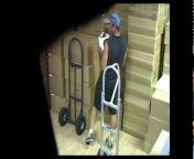 Хозяйка магазина на складе делает грузчику минет а он скрытно снимает